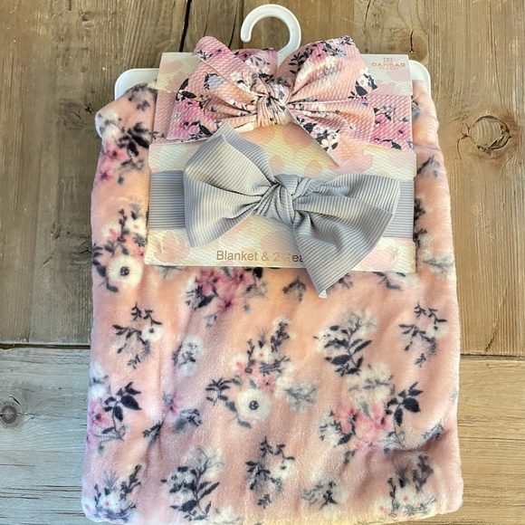 Ava Olivia by Danbar Global Other - NWT: Baby Girls’ Blanket and 2 Headbands